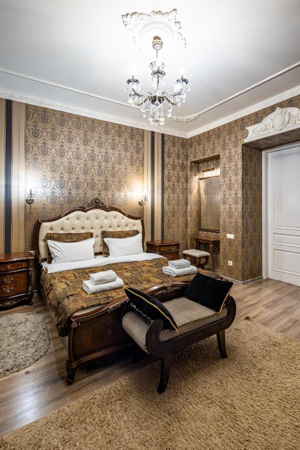 Classic Royal Central Apartment. Balcony And A/C Lviv Ngoại thất bức ảnh
