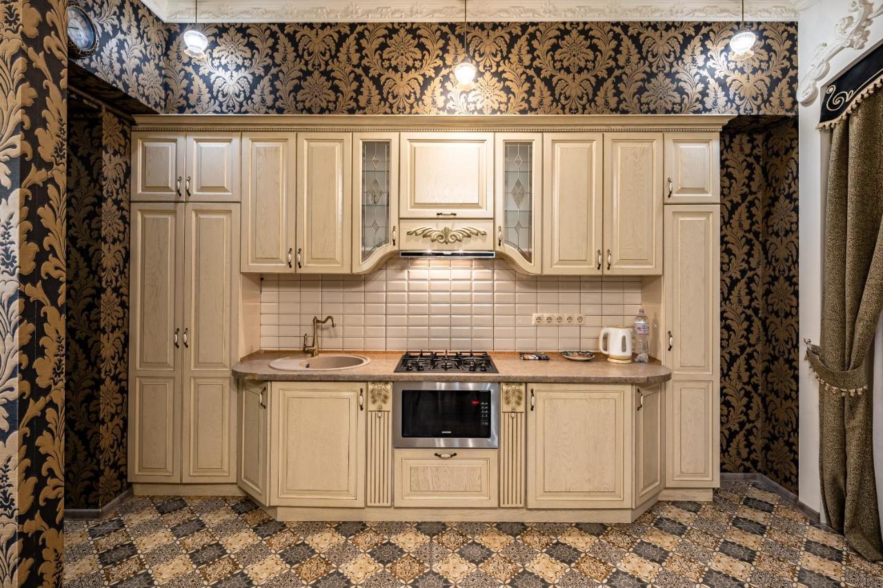 Classic Royal Central Apartment. Balcony And A/C Lviv Ngoại thất bức ảnh